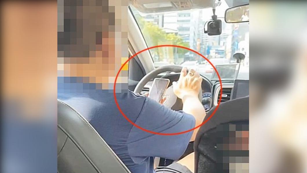 誇張!小黃運將「右手撇車、左手刷抖音」 女乘客嚇壞投訴