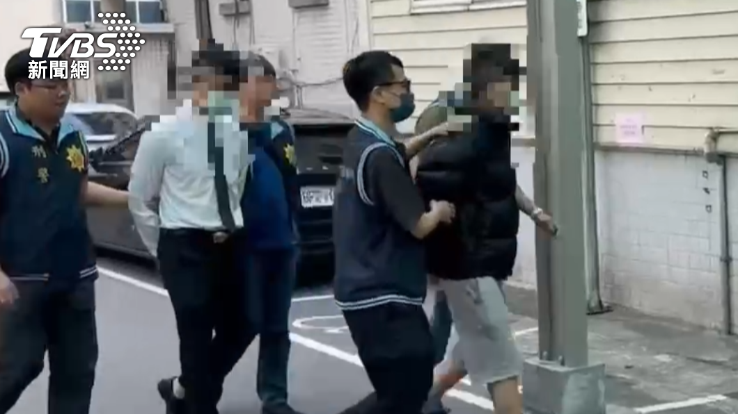 男子和拍攝影片友人均被警方帶回。(圖/TVBS)