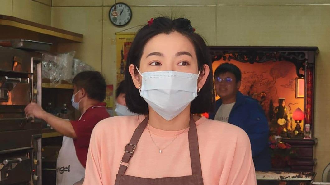 女星去年奪金鐘!幫家人賣餅遭酸「一臉不爽」 不忍了親吐真實心情