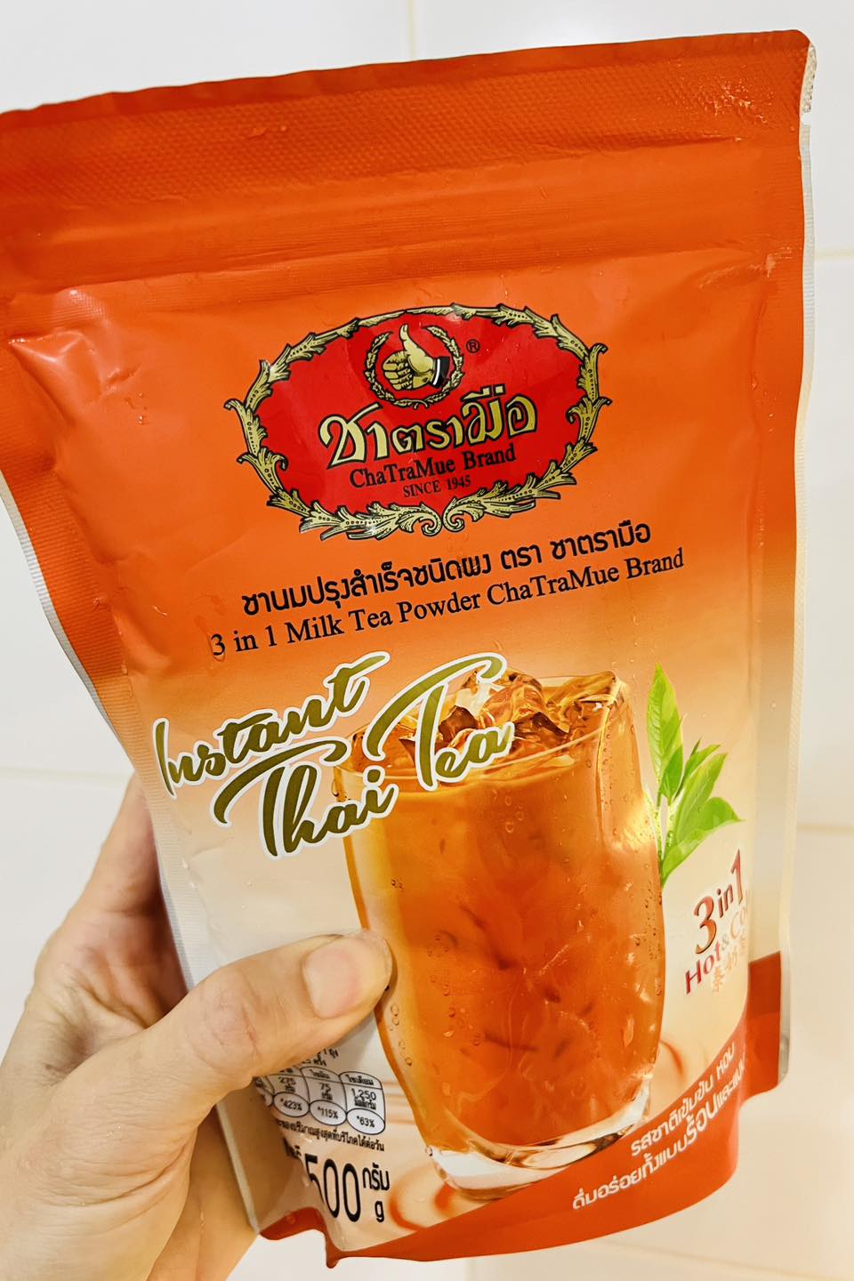 小V購買的泰奶粉包在行李箱裡爆開。(圖/翻攝自【跟著小V吃喝玩樂】臉書)