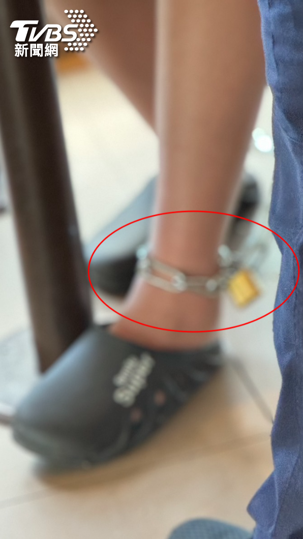 女子的雙腳被父親用鐵鍊鍊住,還鎖上鎖頭。(圖/民眾提供)