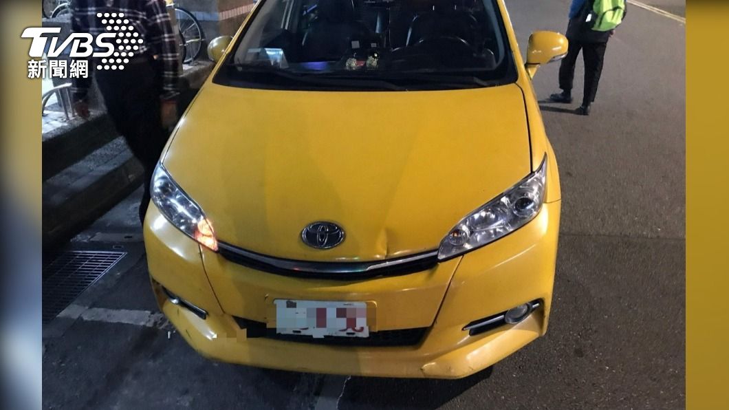 計程車引擎蓋凹陷毀損。(圖/TVBS)