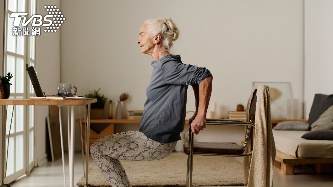 太勉強!80歲嬤「學女兒做深蹲」啪一聲悲劇 醫:要開刀了