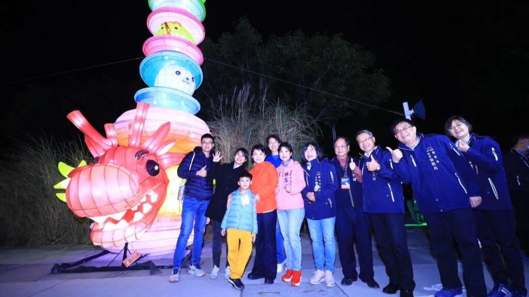 台中市市長盧秀燕與民眾開心合影。（圖／翻攝自台中觀光旅遊網）
