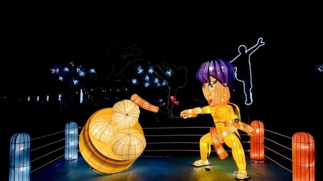傳奇功夫巨星李小「龍」耍著雙節棍製作小籠包。（圖／翻攝自台中觀光旅遊網）