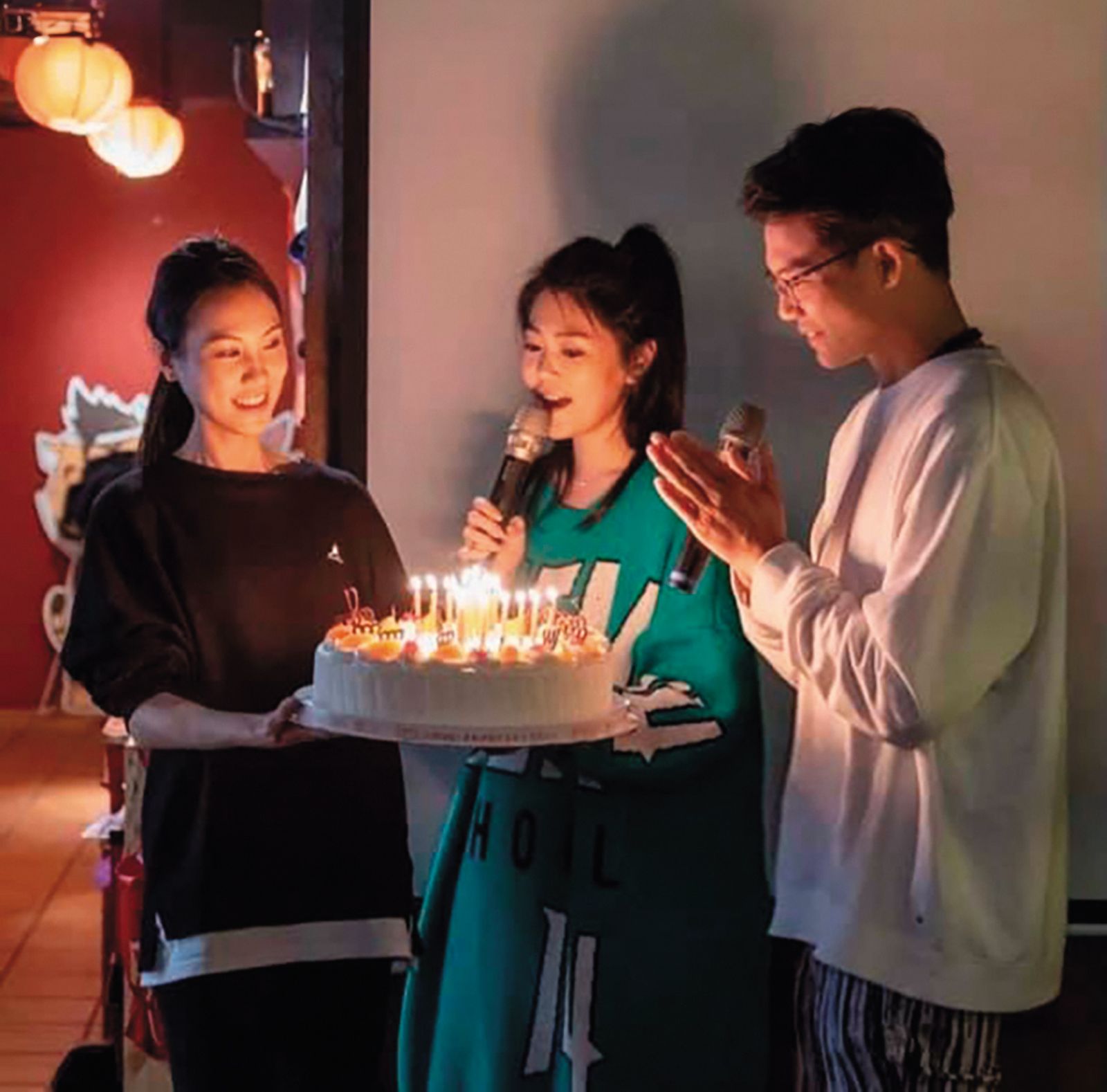 就算不認緋聞,曹雅雯(中)仍現身為張三(右)慶祝生日。(圖/翻攝自張三李四臉書)