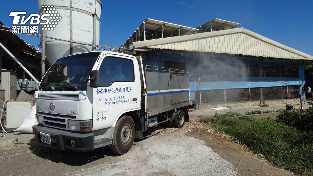 動保處持續派遣消毒車加強禽場周邊公共區域之消毒頻度。(圖/TVBS)