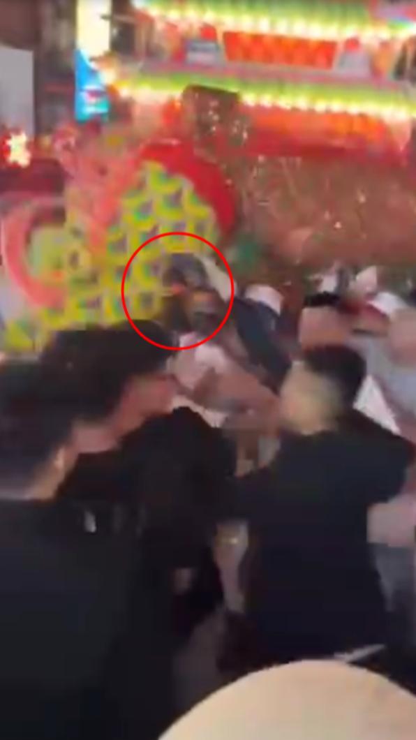 陣頭隊伍的黑衣男朝民眾噴灑辣椒水。(圖/翻社自爆料公社二社)