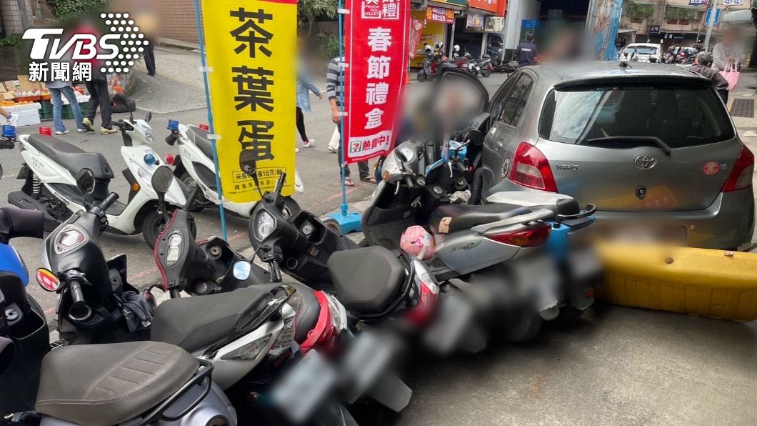 女駕駛路邊停車出包！暴衝撞毀6機車　撞傷2無辜路人