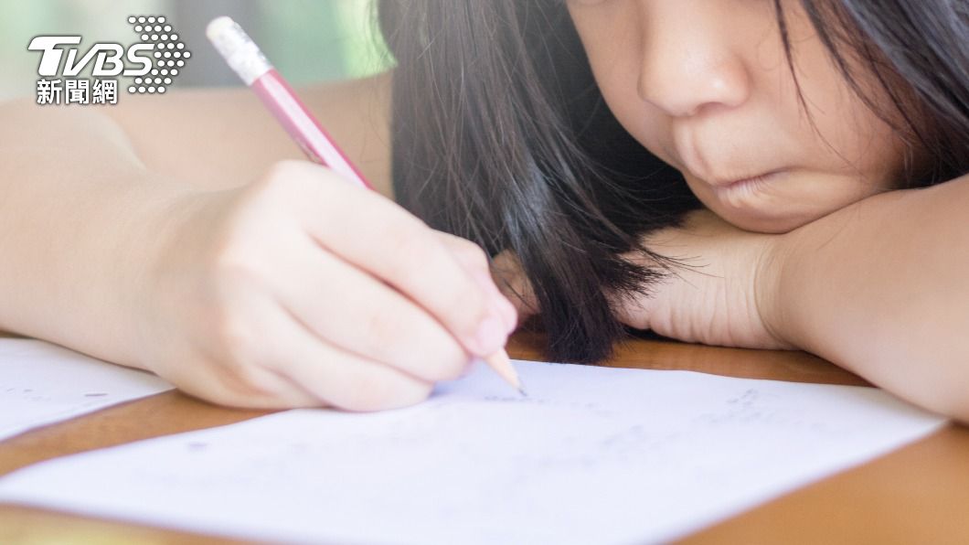 日睡6小時妹交白卷!「重寫200張」恐怖下場曝 虎媽:學習沒有放假