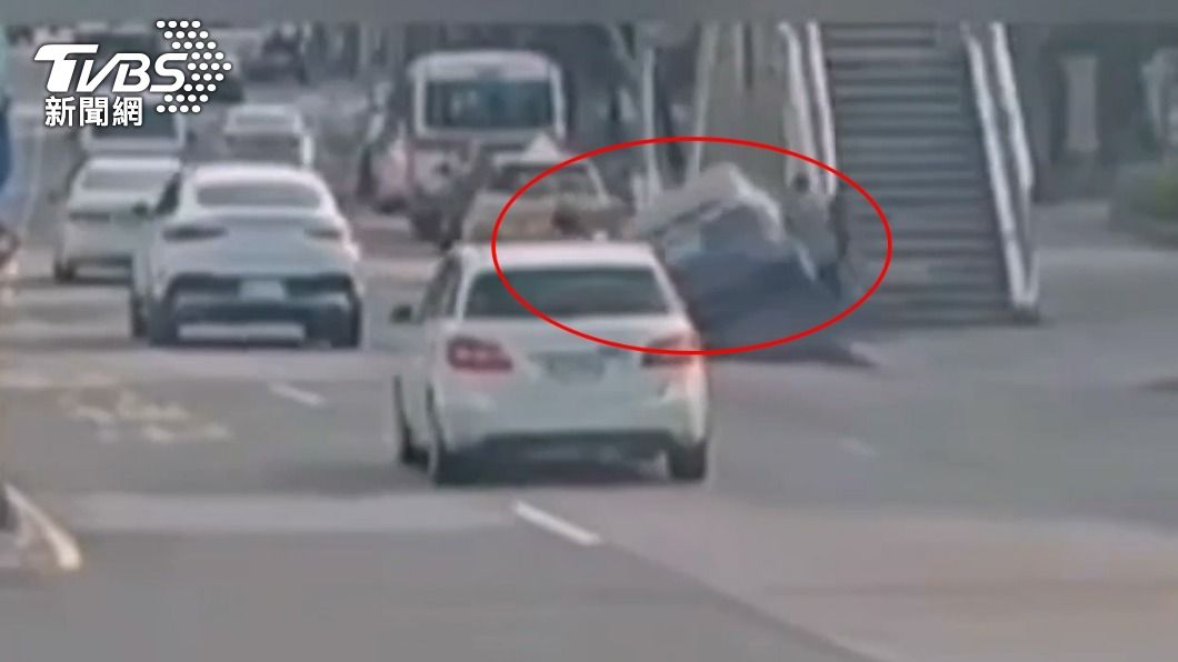 有片/南港男開車睡著撞橋墩 超衰女騎士被甩尾撞倒骨折