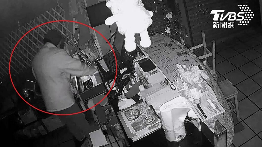 張男竊取店家財物。(圖/民眾提供)