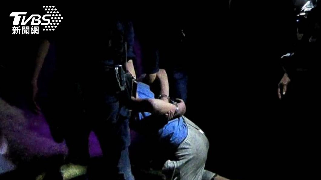 男子遭警方圍捕壓制,依竊盜(未遂)、非法侵入及毀損等罪嫌送辦。(圖/TVBS)
