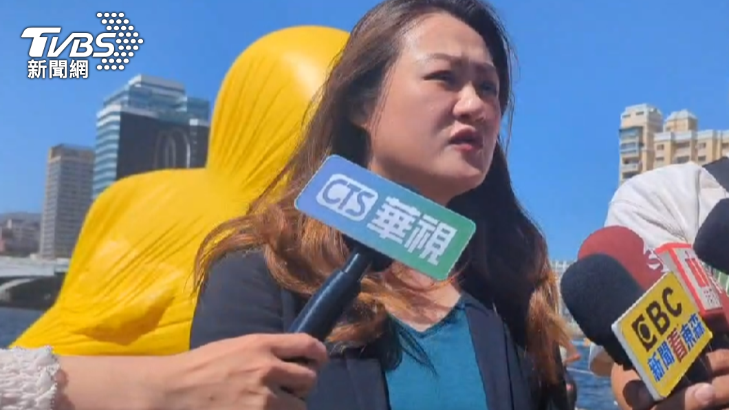 觀光局長高閔琳指出黃色小鴨扁塌是因六級強風導致纜線脫落，目前正在全力搶修中。（圖／TVBS）