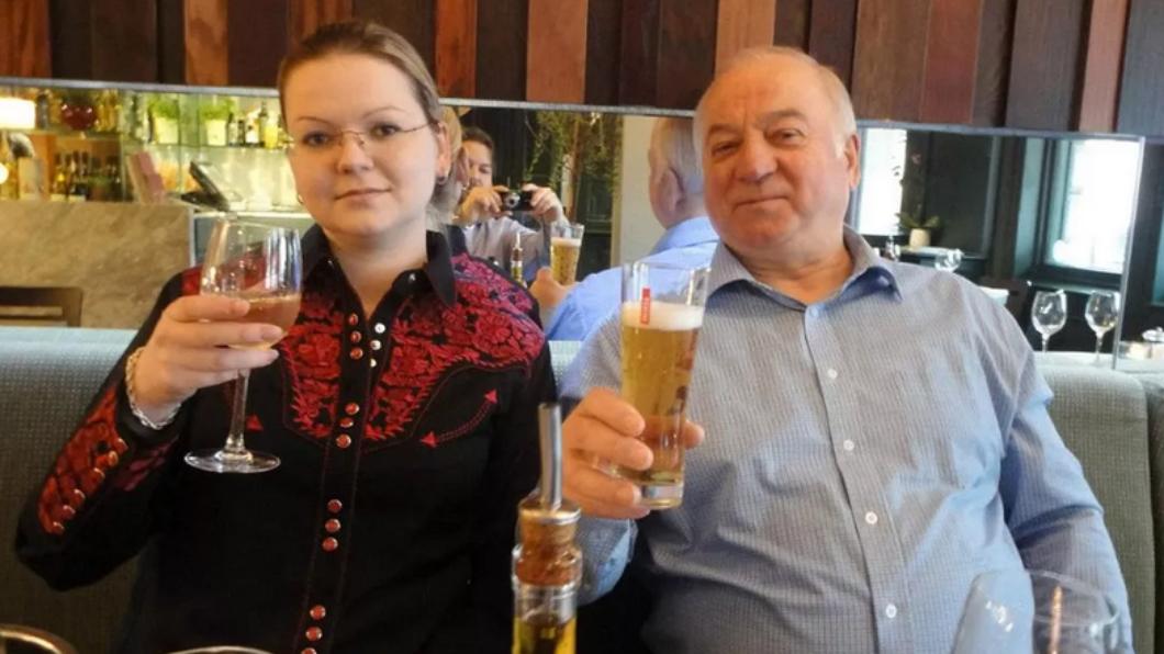 前俄羅斯上校謝爾蓋(Sergei Skripal)和女兒尤利婭(Yulia)。(圖/翻攝自《鏡報》)