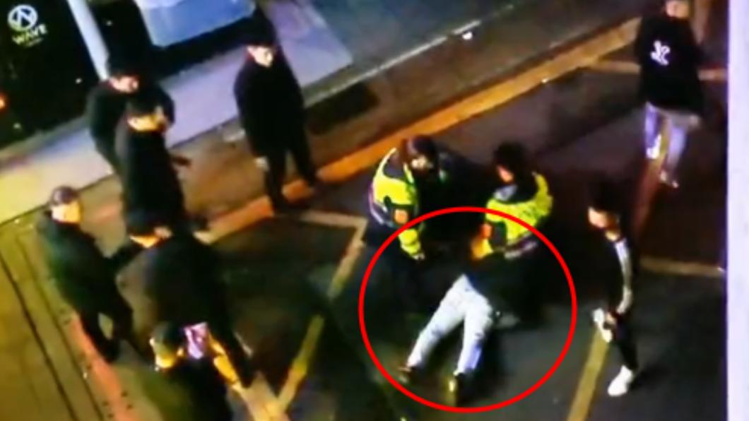 警方事後將五名安管和酒客帶回派出所。(圖/翻攝自社會事新聞影音)
