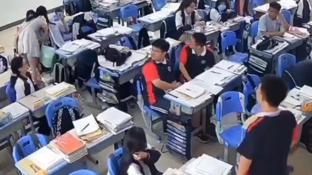 女師出軌高一生!傳遭停職後「教室吻別」 煽情片引爆陸網
