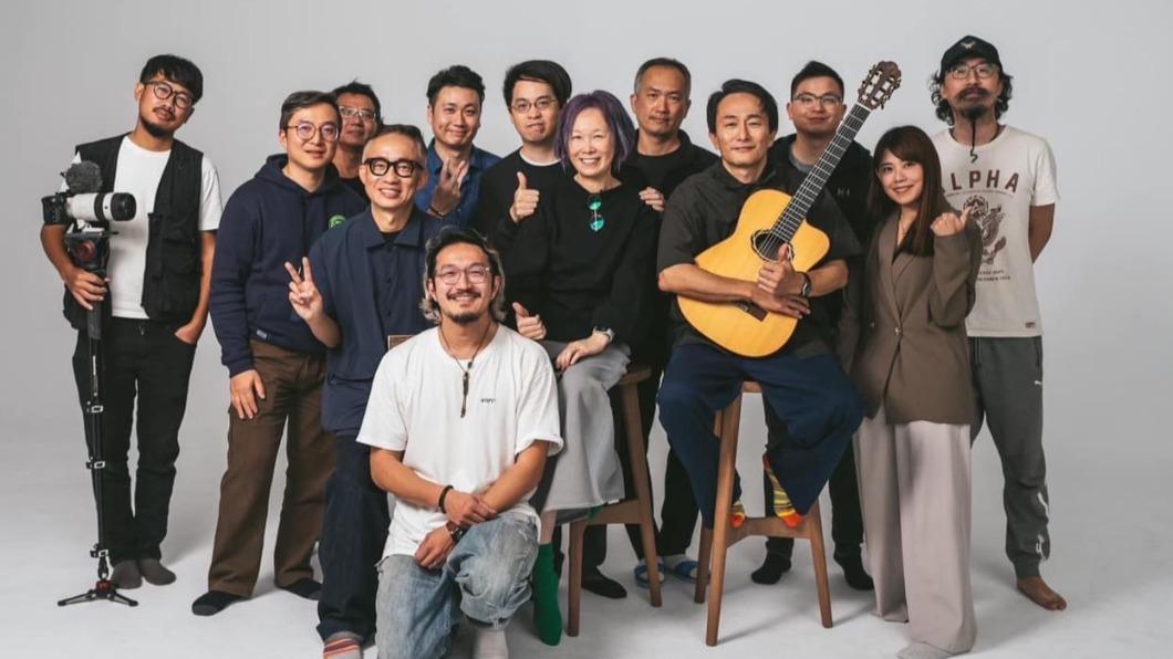熊美玲在眾多好友協助下,完成了〈一路平安〉一曲。(圖/創客音樂工作室提供)
