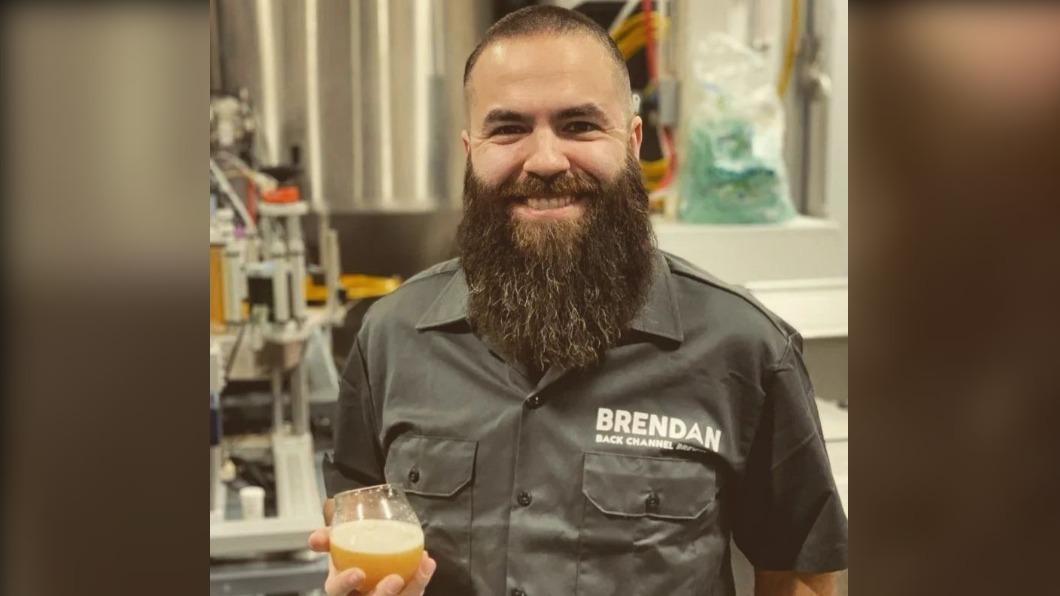 畫面中被啤酒噴飛的釀酒師布蘭登。(圖/翻攝自Instagram@beard.and_butter)