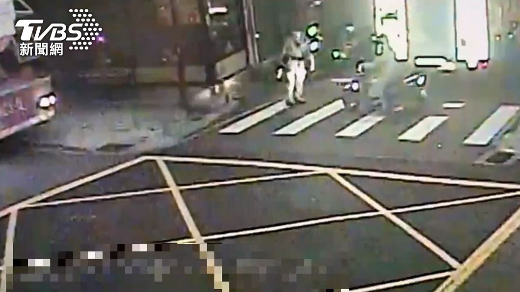 警消人員獲報到場。(圖/TVBS)