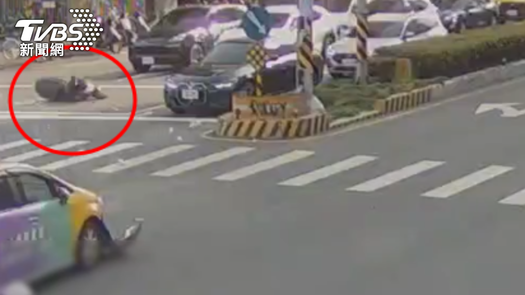 騎士遭撞後人車噴飛。（圖／TVBS）