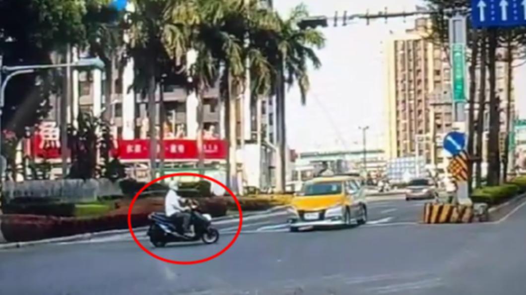 計程車闖紅燈。（圖／翻攝自WoWtchout-地圖型行車影像分享平台）