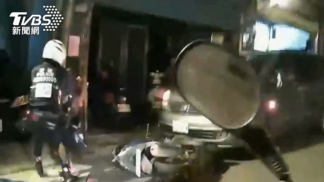 三峽男藏毒心虛闖紅燈加速逃　猛撞廂型車還襲警慘被壓