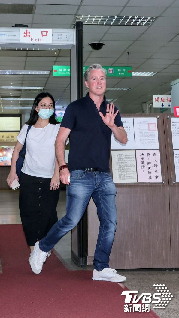 夏克立現身法院說明。(圖/趙世平攝)
