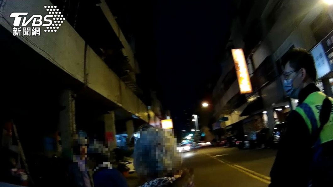 員警耐心安撫老婦的情緒。(圖/TVBS)
