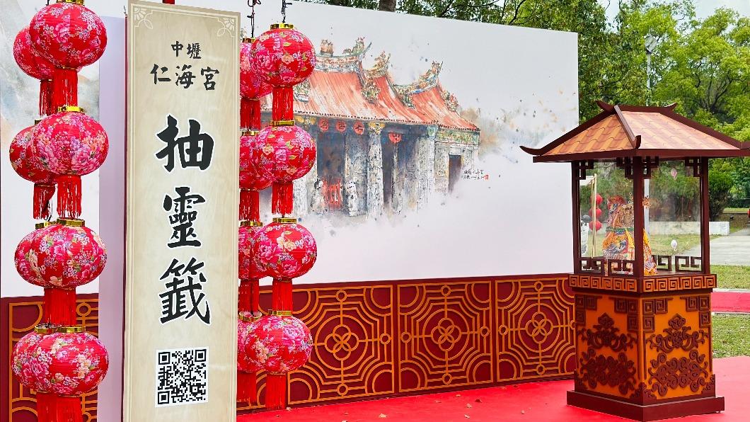 廟宇意象手繪燈箱。（圖／桃園觀旅局提供）