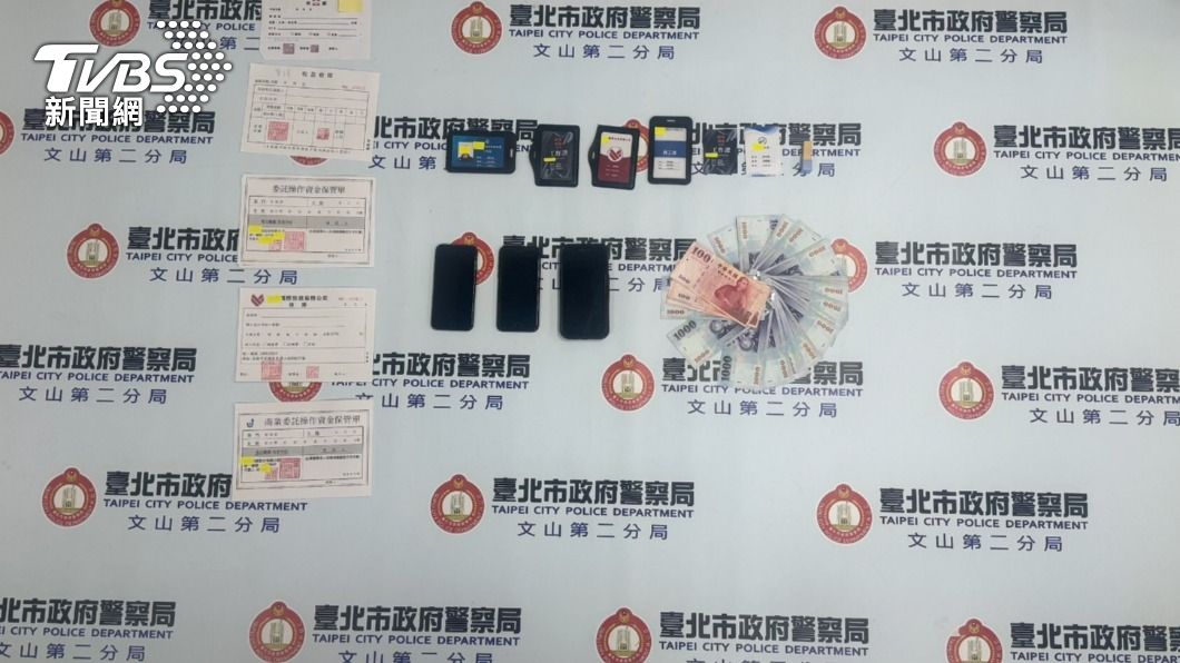 警方現場查扣現金、假證件、收據等證物。(圖/TVBS)