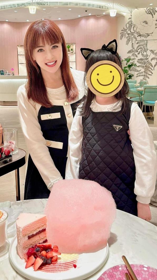 陳海茵坦言曾任女兒嘗試在車上寫功課。(圖/翻攝自陳海茵臉書)
