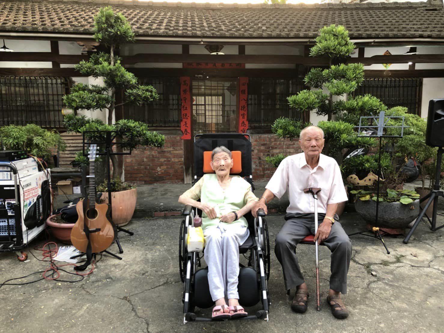 沈麗山、沈游玉治結婚70年。(圖/翻攝自沈榮祿臉書)