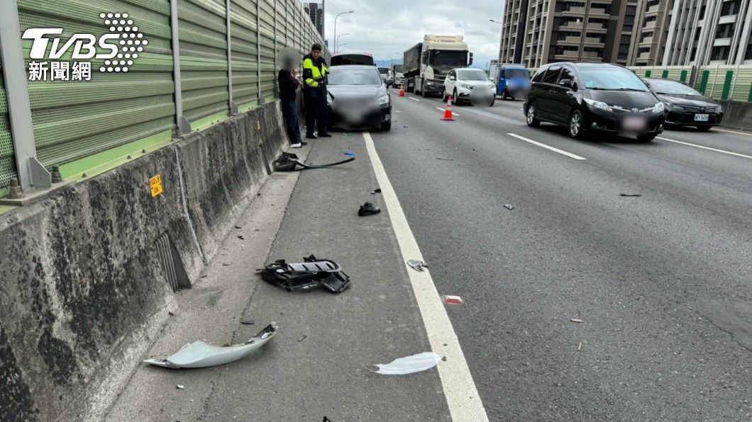 台65嚴重事故!新北翁蹲外側車道換輪胎 慘遭後車撞飛慘死