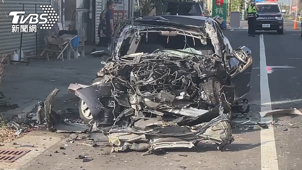 悚!南投BMW插進聯結車 「車頭當場被削掉」駕駛慘死