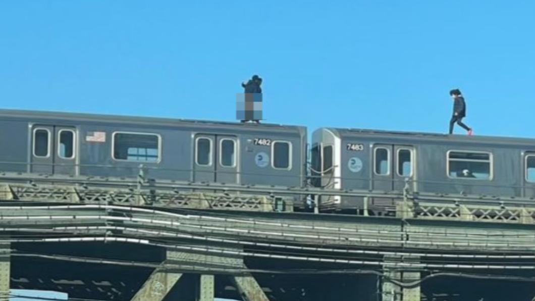 2名男子在行駛中的地鐵列車車頂上演「活春宮」。(圖/翻攝自X@EJonatha4766004)