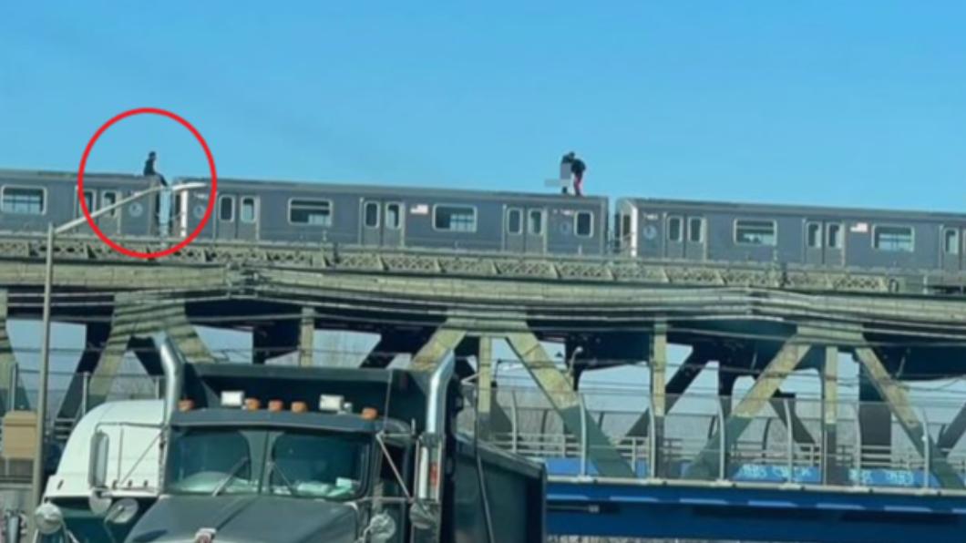 車頂後續甚至出現第3名男子。(圖/翻攝自X@EJonatha4766004)