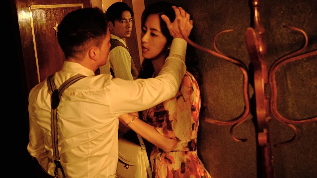 周曉涵(右起)、李國毅、市原隼人劇中有一段不可告人的三角關係。(圖/欣蘭企業提供)