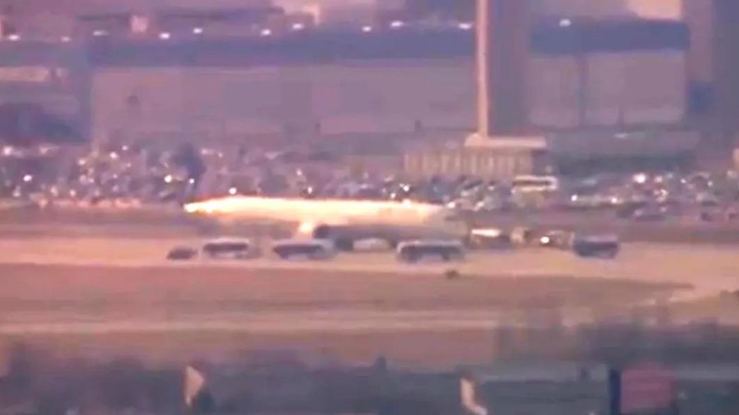 飛機廁所驚見「有炸彈」紙條！美班機急迫降、警犬嗅出可疑包裹