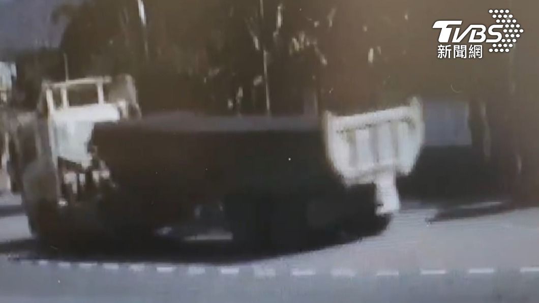 砂石車欲右轉建國路三段,疑內輪差死角擦撞機車。(圖/TVBS)