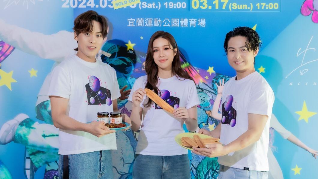 雲安(左起)和犬青穩定交往,但家人不急著催婚,要他們和哲謙一起好好衝刺事業。(圖/相信音樂提供)