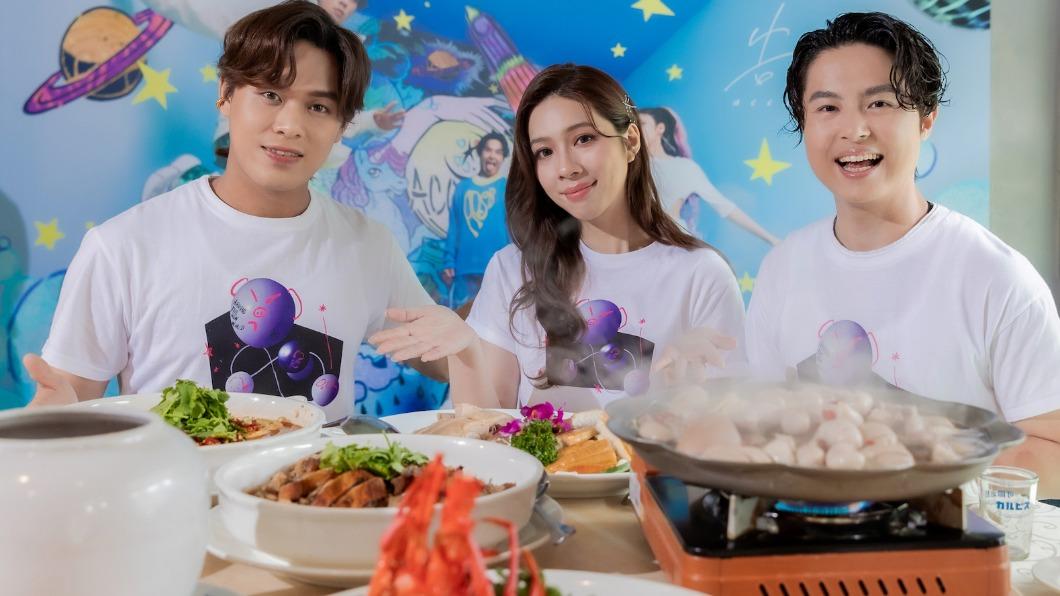 告五人歡迎粉絲一起來宜蘭看演唱會,也品嘗道地美食。(圖/相信音樂提供)