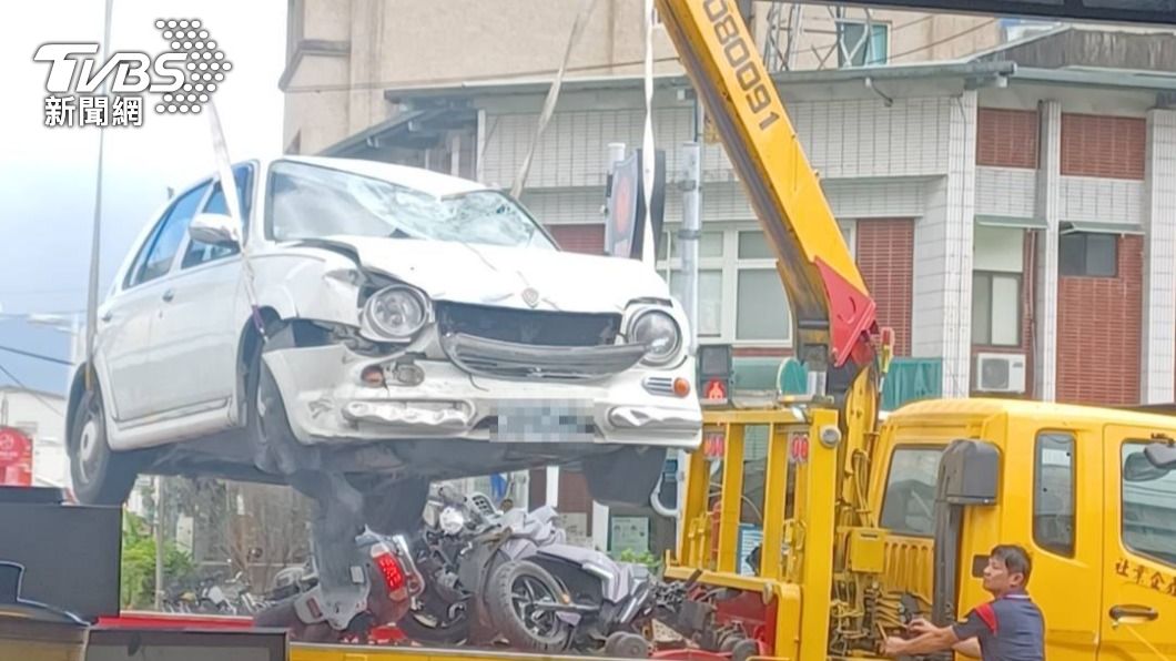 花蓮轎車闖紅燈撞2機車 騎士連人帶車噴飛「牙齒斷裂」