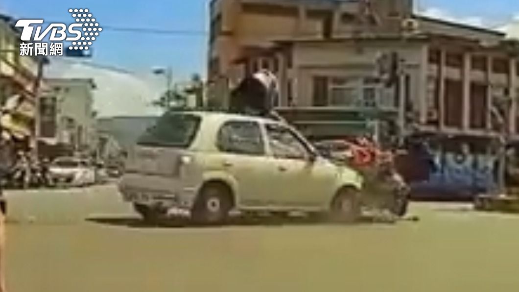 轎車撞上2台起步通過的機車。(圖/TVBS)