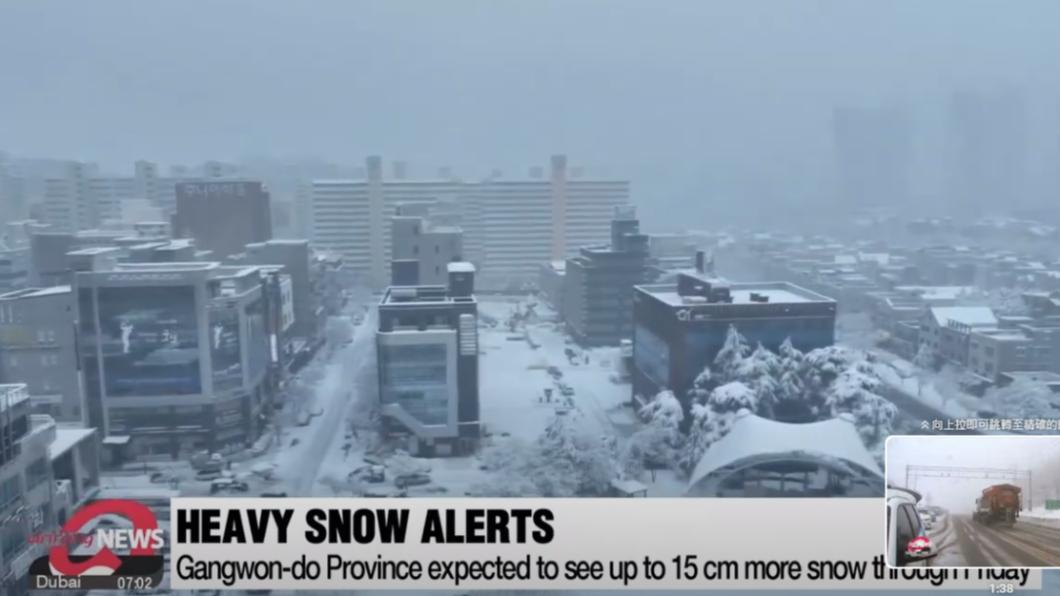 不只首爾,仁川、江原道等地區也同樣降下10公分厚積雪。(圖/翻攝自Arirang News新聞影片)