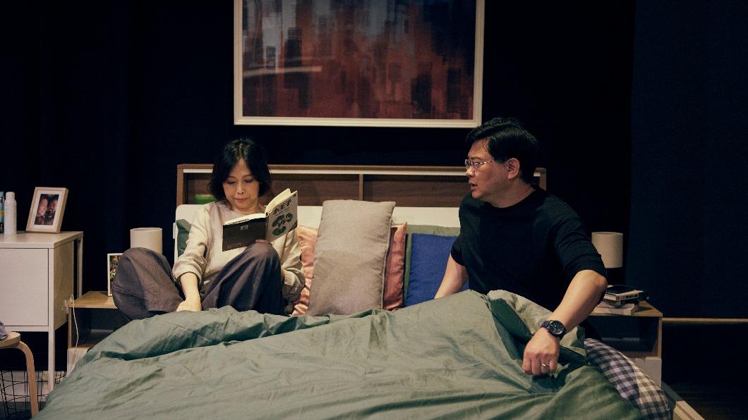杜思慧(左)和吳世偉再度詮釋結婚30年的老夫老妻。(圖/寬想國際娛樂提供)
