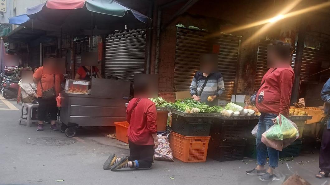 女客人買菜「稱沒找400元」跪地喊救命!僵持一小時 結局曝光