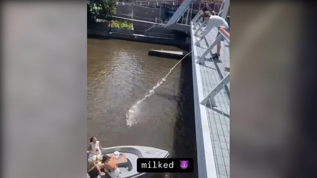 男孩朝著坐船經過的幾名女性潑下牛奶。(圖/翻攝自Instagram@giddynokiddy)