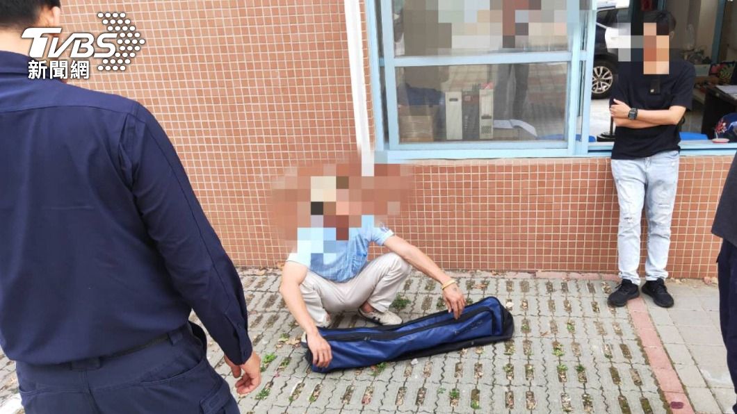 懷疑孩子被霸凌！家長「揮武士刀衝校園」　遭警壓制法辦