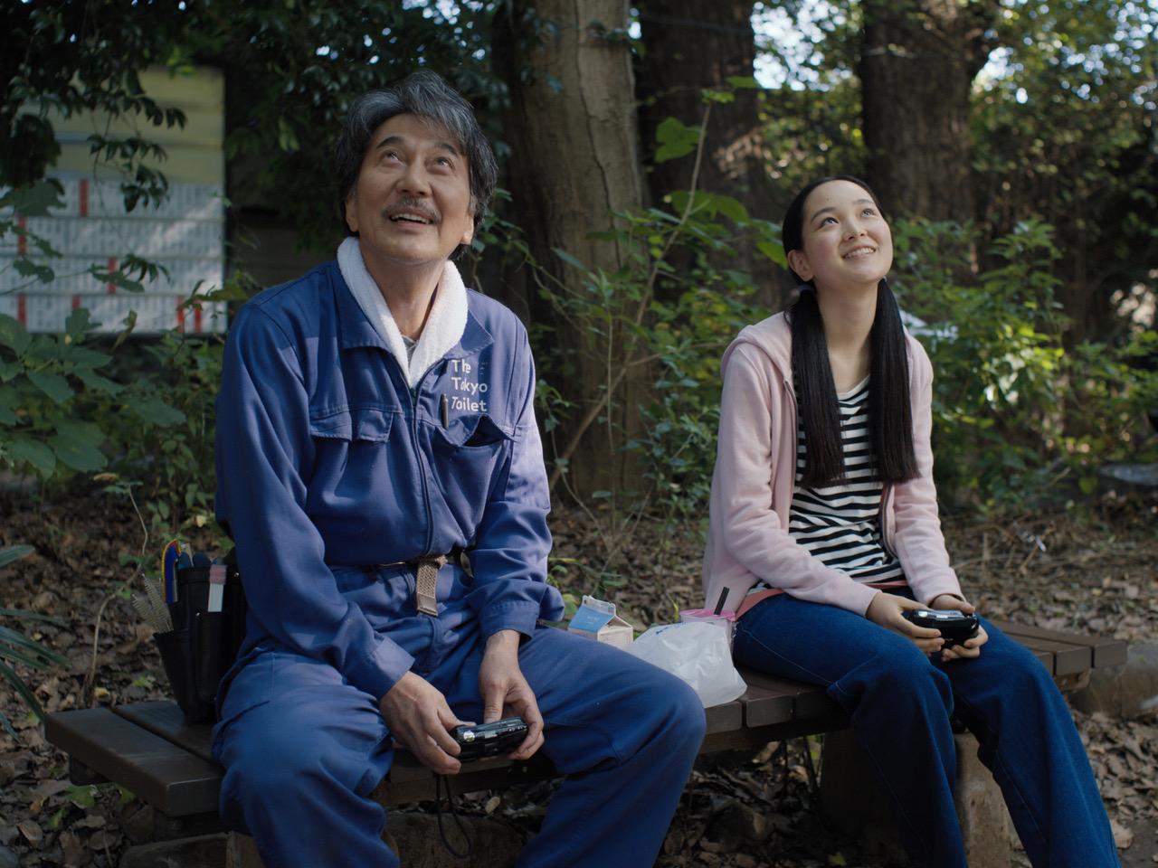 役所廣司(左)在《我的完美日常》中與飾演外甥女的中野有紗有精采對手戲。(圖/甲上娛樂提供)